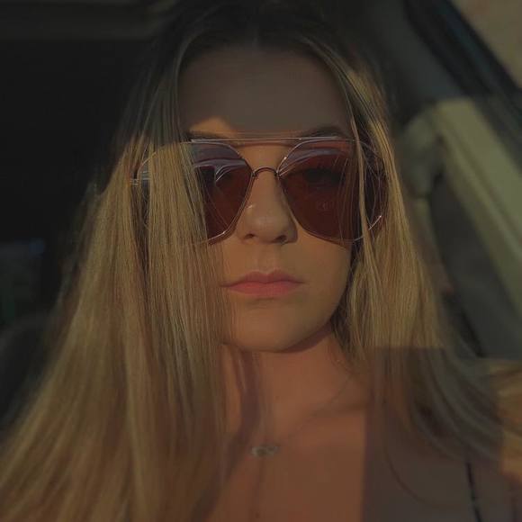 Meet your Posher, Taylor - Picture 1 of 1